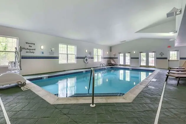 Holiday Inn Express Suites Amherst Hadley - Havuz