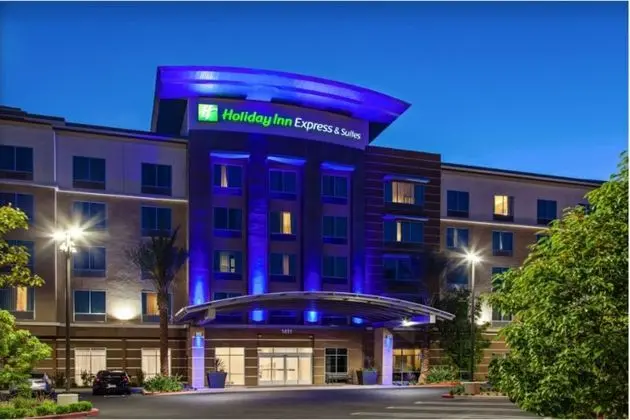 Holiday Inn Express and Suites Anaheim Resort Area