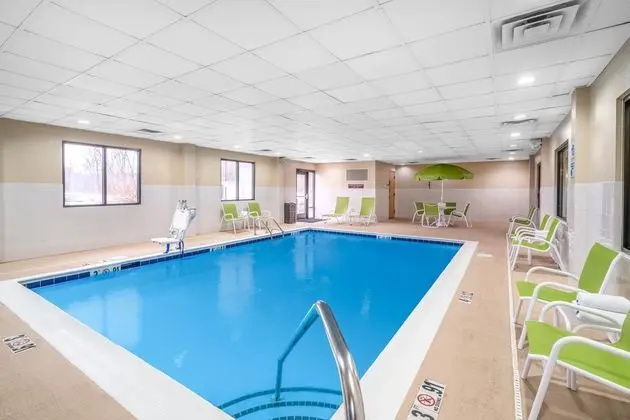 Holiday Inn Express and Suites Ashland - Havuz