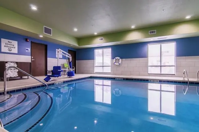 HOLIDAY INN EXPRESS AND SUITES ATCHISON - Havuz