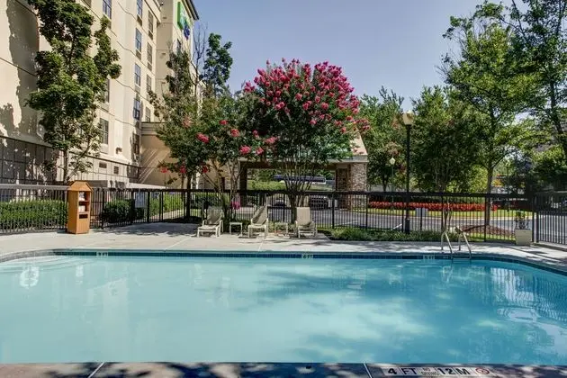 Holiday Inn Express and Suites Atlanta Buckhead - Havuz