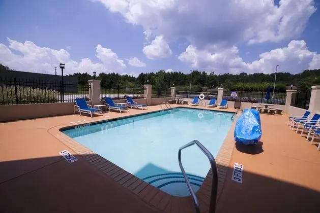 Holiday Inn Express and Suites Atlanta East Lithon - Havuz