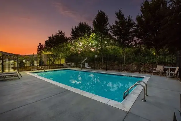 Holiday Inn Express and Suites Atlanta Southwest F - Havuz