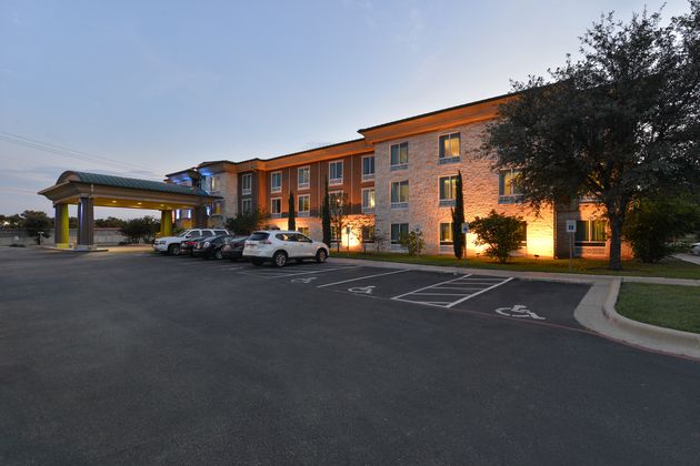 Holiday Inn Express and Suites Austin SW Sunset Va
