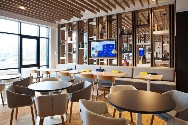 Holiday Inn Express & Suites Basel Allschwil, an IHG Hotel - Yerinde Yemek