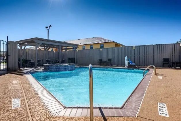 Holiday Inn Express & Suites Bastrop - Havuz