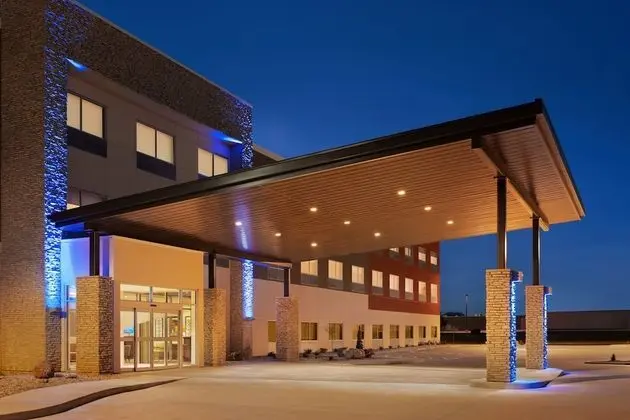 Holiday Inn Express & Suites Beaver Dam, an IHG Hotel - Dış Mekan