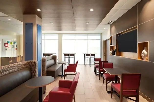 Holiday Inn Express & Suites Beaver Dam, an IHG Hotel - Lobi
