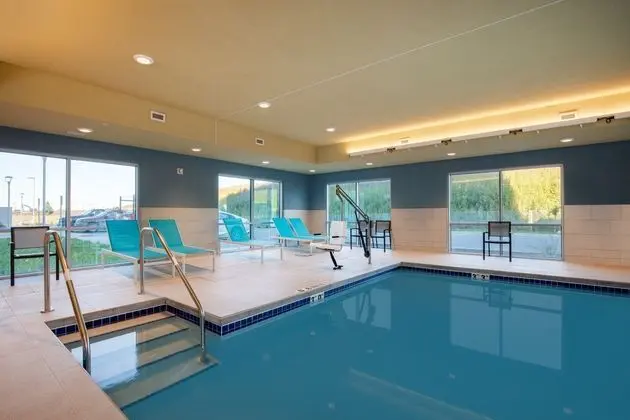 HOLIDAY INN EXPRESS AND SUITES Beloit / 2EST