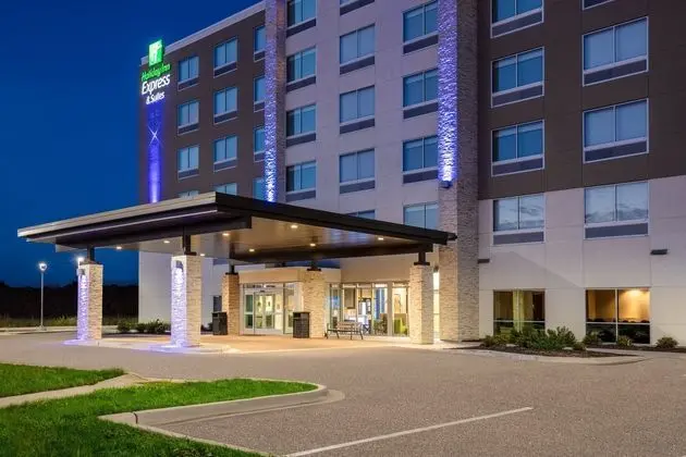 HOLIDAY INN EXPRESS AND SUITES Beloit / 2EST
