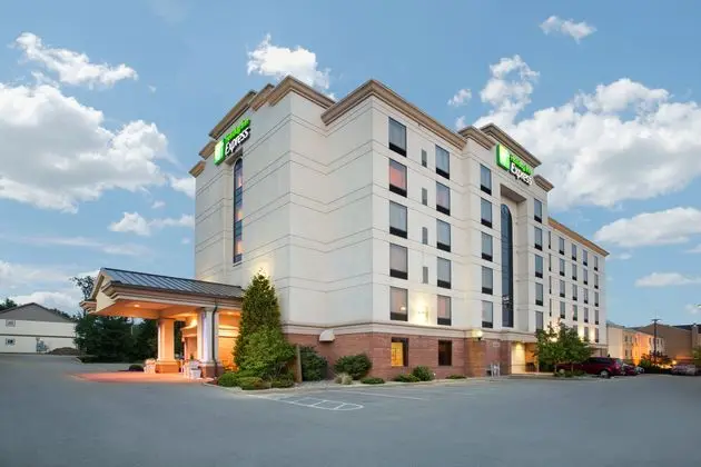 Holiday Inn Express and Suites Bloomington