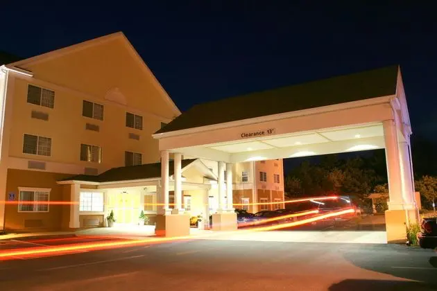 Holiday Inn Express and Suites Boston Marlboro