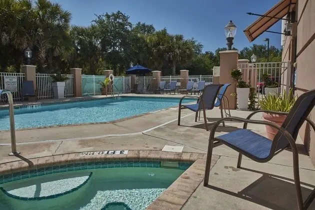 Holiday Inn Express and Suites Bradenton East Lake - Havuz