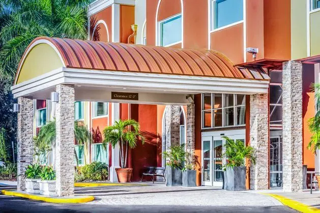 Holiday Inn Express and Suites Bradenton West