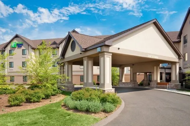 Holiday Inn Express and Suites Bradley Airport