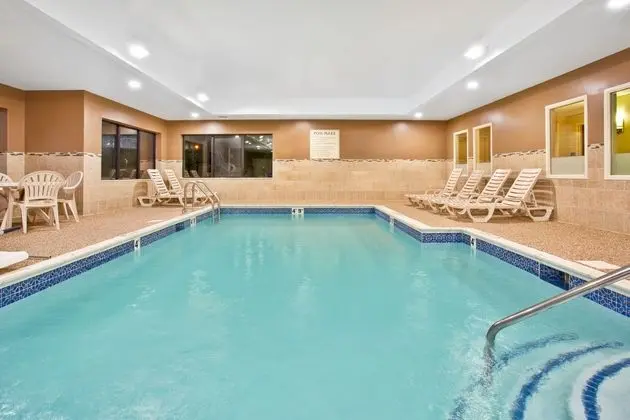 Holiday Inn Express and Suites Bradley Airport - Havuz