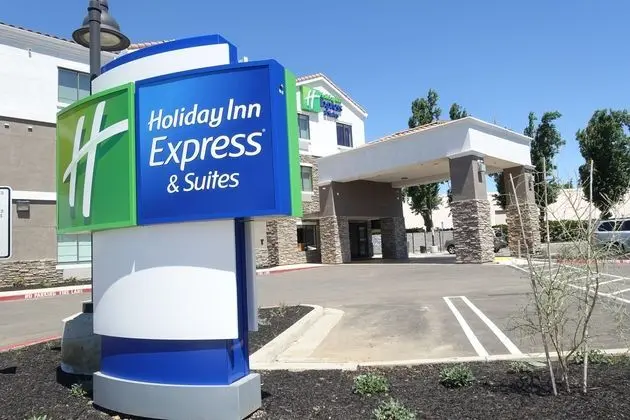 HOLIDAY INN EXPRESS AND SUITES BRENTWOOD