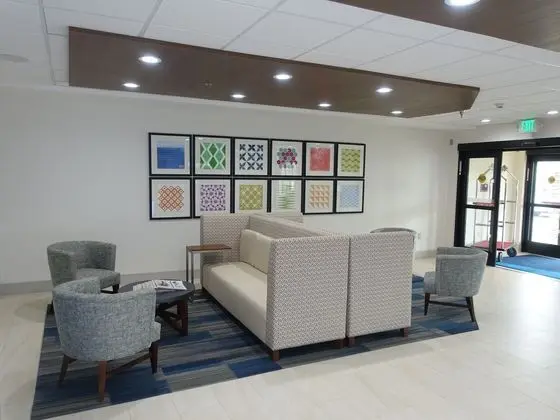 HOLIDAY INN EXPRESS AND SUITES BRENTWOOD - Dış Mekan