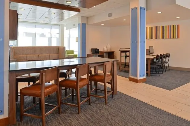 HOLIDAY INN EXPRESS AND SUITES BRIGHTON SOUTH - US - Dış Mekan