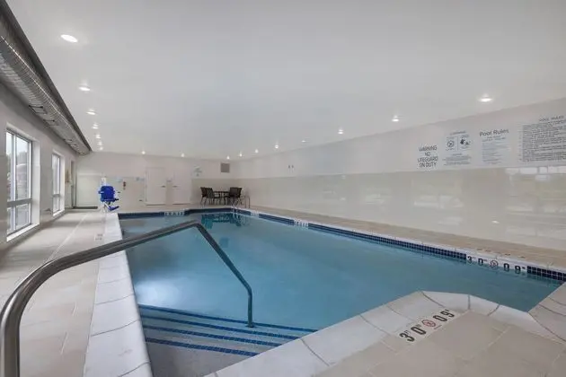 HOLIDAY INN EXPRESS AND SUITES BRIGHTON SOUTH - US - Havuz