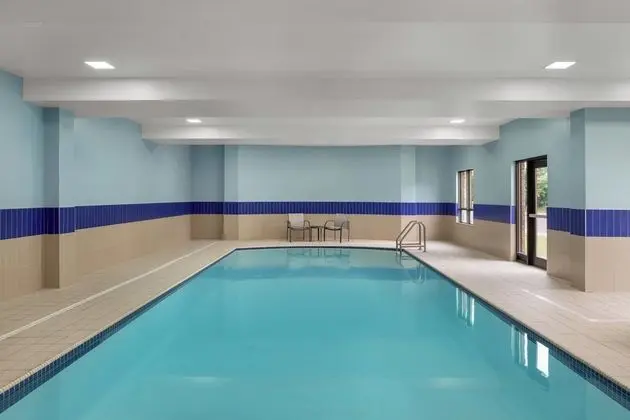 Holiday Inn Express and Suites Brockville - Havuz