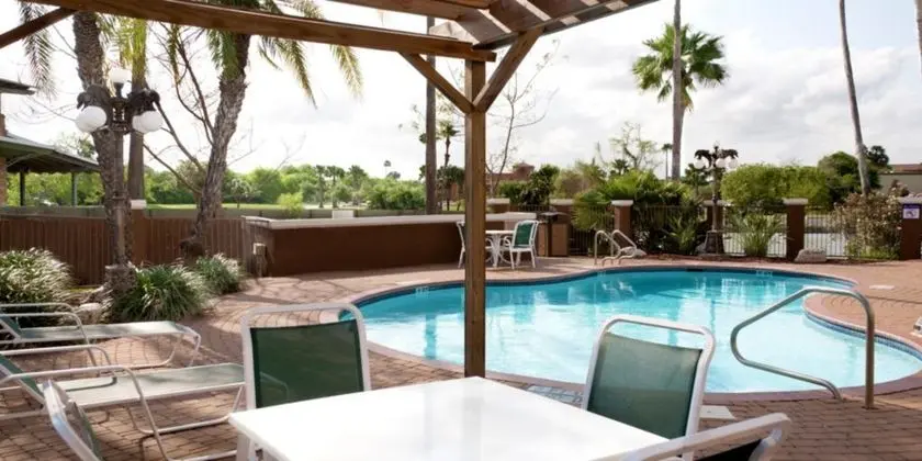 Holiday Inn Express and Suites Brownsville - Havuz