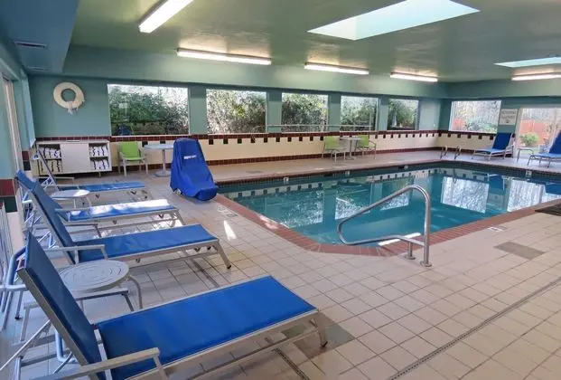Holiday Inn Express Hotel & Suites Burlington - Havuz