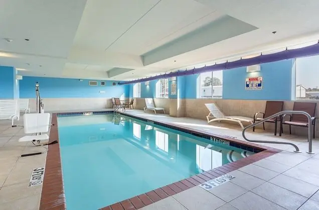 Holiday Inn Express Hotel & Suites Byram - Havuz