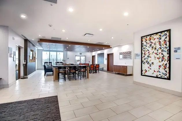 Holiday Inn Express & Suites Calgary Airport Trail NE, an IHG Hotel - Dış Mekan