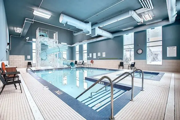 Holiday Inn Express & Suites Calgary Airport Trail NE, an IHG Hotel - Havuz