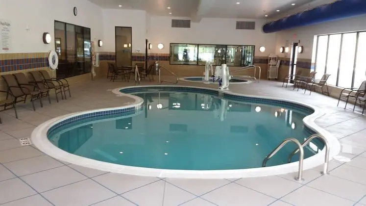 Holiday Inn Express and Suites Cambridge - Havuz