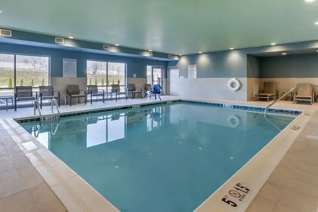 Holiday Inn Express & Suites Carlisle Southwest – I-81, an IHG Hotel - Havuz