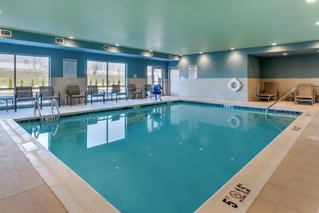 Holiday Inn Express & Suites Carlisle Southwest – I-81, an IHG Hotel - Havuz