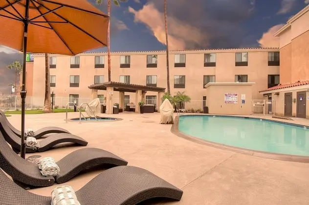Holiday Inn Express and Suites Carlsbad Beach - Havuz