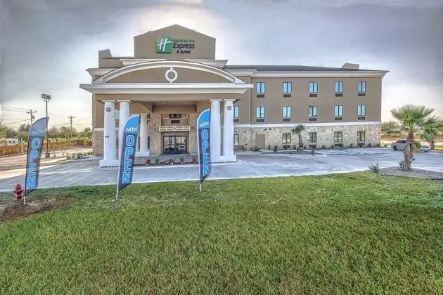 Holiday Inn Express and Suites Carrizo Springs