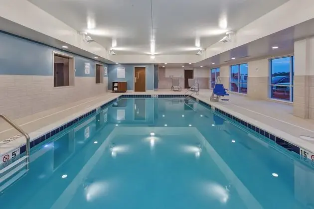 Holiday Inn Express & Suites Cedar Springs – Grand Rapids N, an IHG Hotel - Havuz