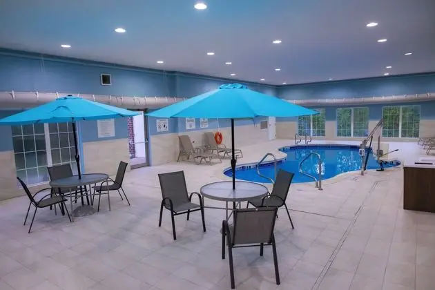 Holiday Inn Express & Suites Center Township - Havuz