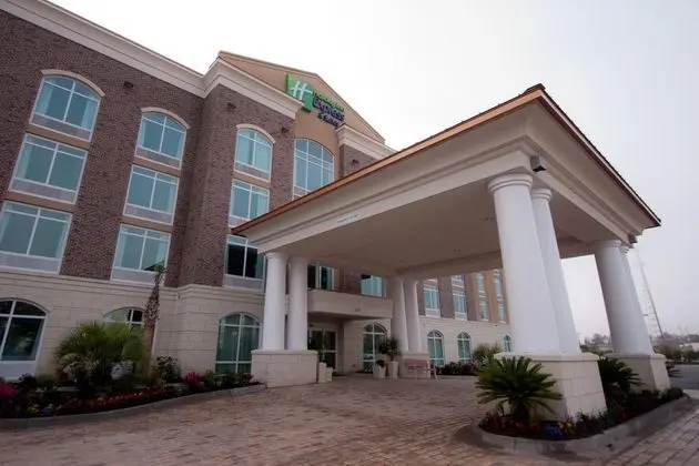 Holiday Inn Express and Suites Charleston Arpt Con