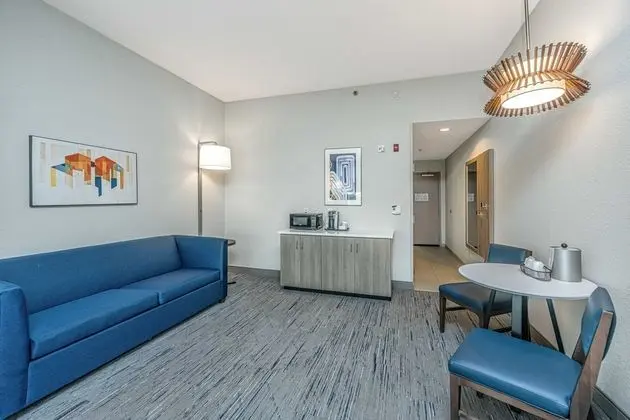 Holiday Inn Express and Suites Charleston Arpt Con - Oda