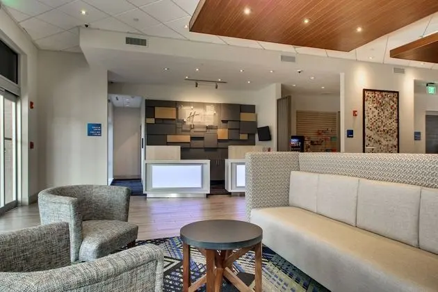 Holiday Inn Express & Suites Charleston NE Mt Pleasant US17, an IHG Hotel - Lobi