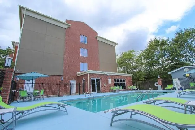 Holiday Inn Express and Suites Charleston North - Havuz