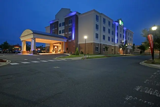 Holiday Inn Express and Suites Charlotte North