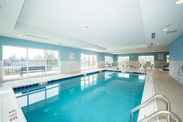 Holiday Inn Express & Suites Charlottesville, an IHG Hotel - Havuz