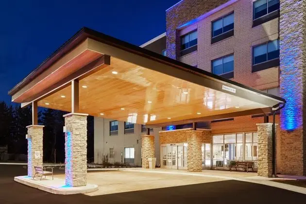 Holiday Inn Express and Suites Chicago North Shore
