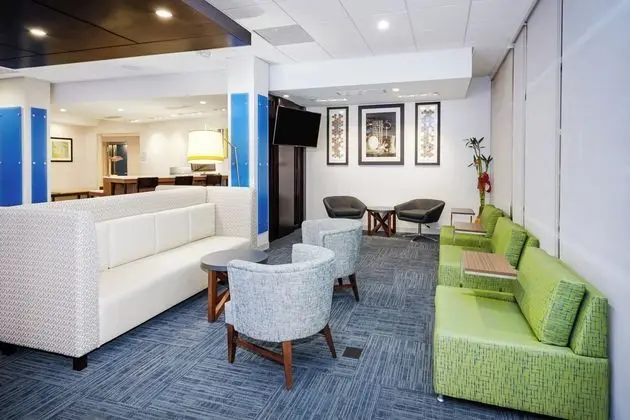 Holiday Inn Express and Suites Chicago North Shore - Dış Mekan