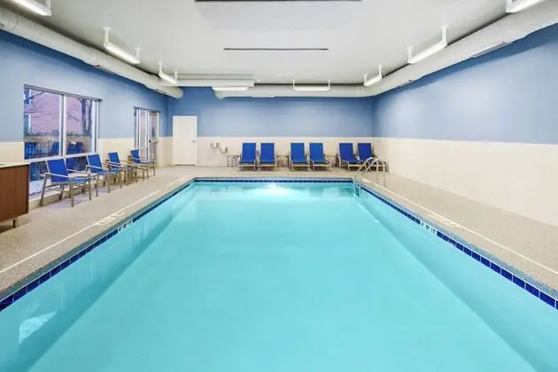 Holiday Inn Express and Suites Chicago North Shore - Havuz