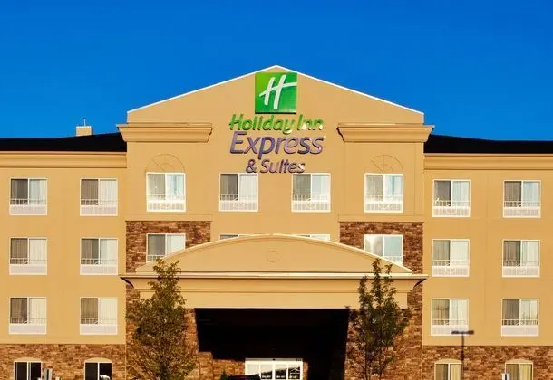 Holiday Inn Express and Suites Chicago North Wauke