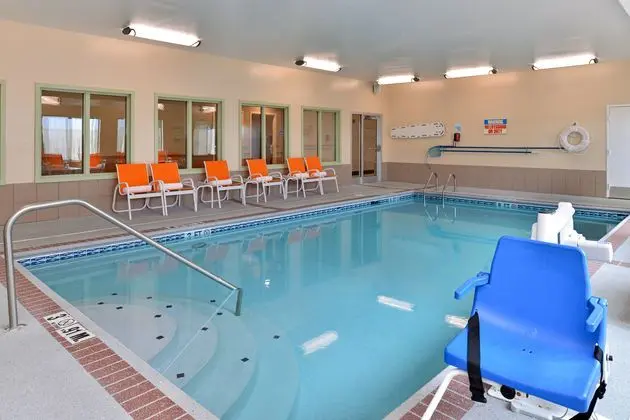 Holiday Inn Express and Suites Cincinnati Blue Ash - Havuz