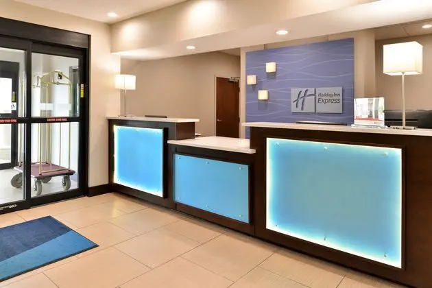 Holiday Inn Express and Suites Cincinnati Blue Ash - Lobi
