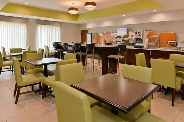 Holiday Inn Express and Suites Cincinnati Blue Ash - Yeme / İçme